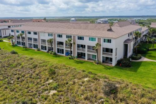 Oceanfront rental with amazing views, beach access, pools, tennis & pickleball – khách sạn tại Crescent Beach