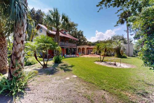 Charming Spanish-Style Home in the Heart of Davis Shores – khách sạn tại Anastasia