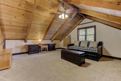Reel Bliss Cabin - Cozy rustic interiors Wifi fireplace and lake access in Marblehill, USA