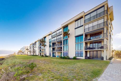 First floor oceanfront condo with beach access and tennis courts – khách sạn tại Crescent Beach