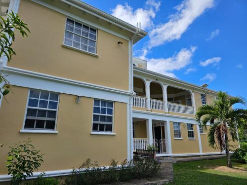 Modern 2-bedroom Apartment near Roseau in Canefield