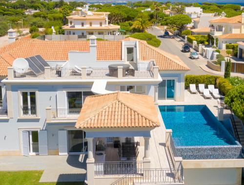 Stunning home with nice pool close to the beach – khách sạn tại Vale Do Lobo