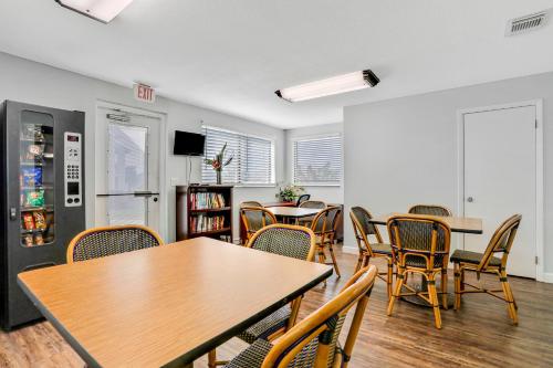 Facilities, Ground-floor condo next to the tennis courts with 2 pools, sauna, beach access in Butler Beach