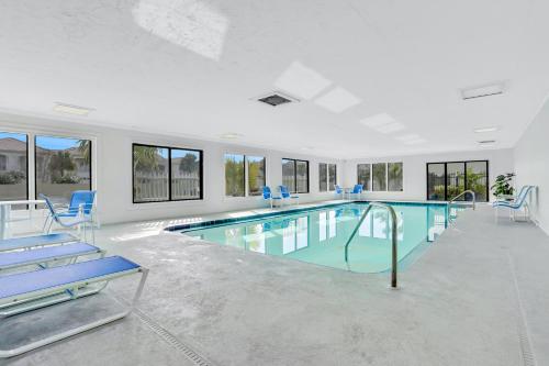 Facilities, Ground-floor condo next to the tennis courts with 2 pools, sauna, beach access in Butler Beach