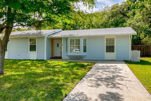 Dog-friendly home with fenced yard, patio, grill, & park across the street – khách sạn tại Biển St Augustine