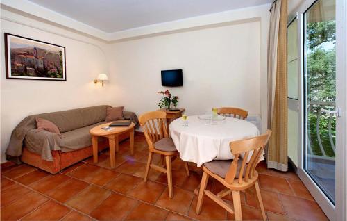 1 Bedroom Gorgeous Apartment In Porec – khách sạn tại Plava Laguna