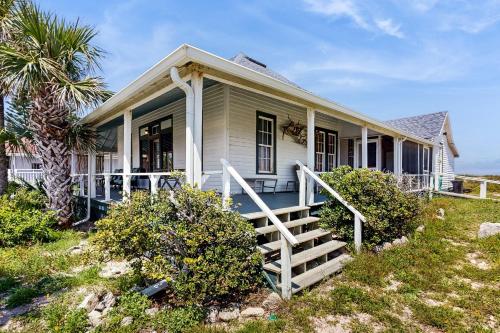 Fabulous oceanfront home with ocean view, WiFi, washer/dryer, & central AC – khách sạn tại Crescent Beach