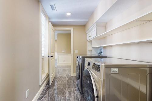 Near Medical Center! Remote-Work Hub in Holyoke in 霍利奧克