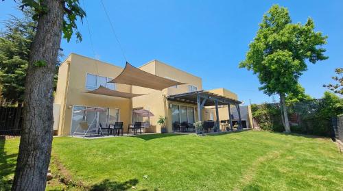 Gran casa ubicada en precordillera