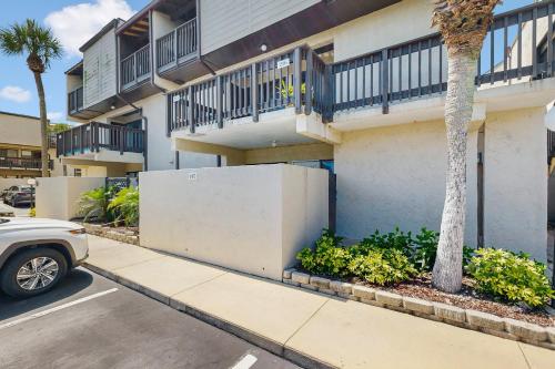 Oceanview condo with beach access, pool, tennis courts and private patio – khách sạn tại Bãi biển Butler