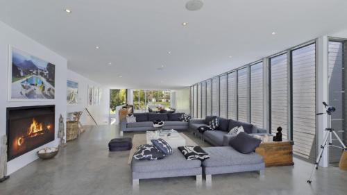 Instalaciones, Point Break - Metres To The Sand in Avoca Beach