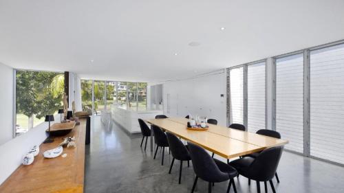 Instalaciones, Point Break - Metres To The Sand in Avoca Beach