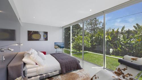 Instalaciones, Point Break - Metres To The Sand in Avoca Beach