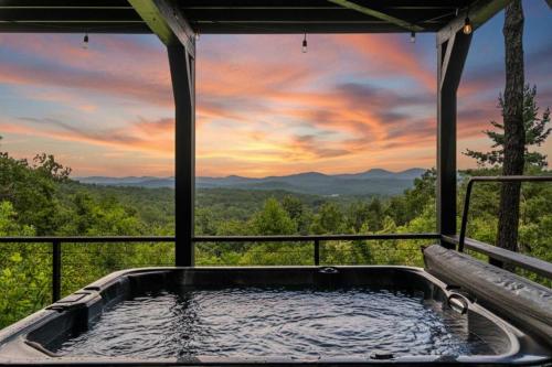 Top of the Mountain Breathtaking Views Hot Tub in Blue Ridge, USA