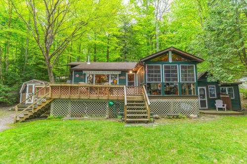 Rustic and Spacious Lakefront Oasis in Nature in Algonquin Highlands (ON)