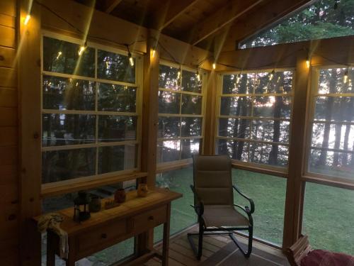 Rustic and Spacious Lakefront Oasis in Nature in Algonquin Highlands (ON)
