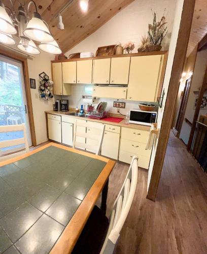 Rustic and Spacious Lakefront Oasis in Nature in Algonquin Highlands (ON)