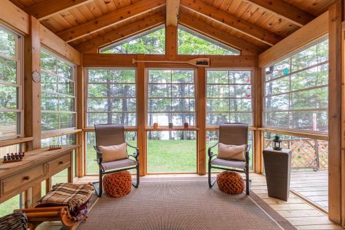 Rustic and Spacious Lakefront Oasis in Nature in Algonquin Highlands (ON)