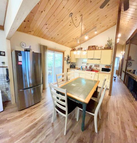 Rustic and Spacious Lakefront Oasis in Nature in Algonquin Highlands (ON)