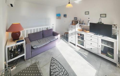 2 Bedroom Lovely Apartment In Fleury D'aude - image 3