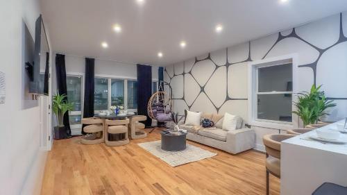 Pristine Pad, Sleep 9, Free driveway park, 20 PERCENT OFF in Harrison (NJ)