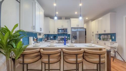 Pristine Pad, Sleep 9, Free driveway park, 20 PERCENT OFF in Harrison (NJ)