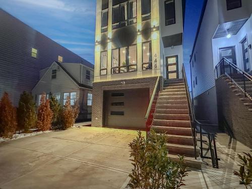 Pristine Pad, Sleep 9, Free driveway park, 20 PERCENT OFF in Harrison (NJ)