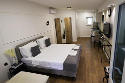 Belgrade Povetarac 3-Star Single Room pool