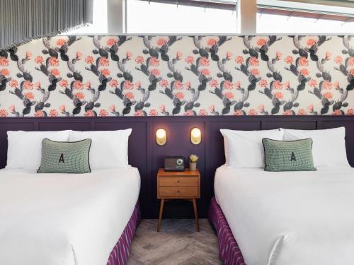 2 queen beds