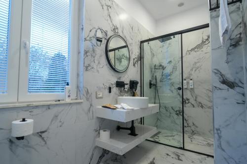 Shkoder City Center - Floir Hotel - image 3