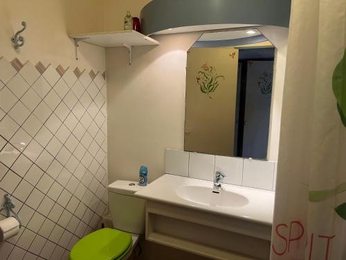 Shower, APPARTEMENT LOTUS avec PISCINE et a 3 min de la PLAGE Pointe Marin in Sainte-Anne