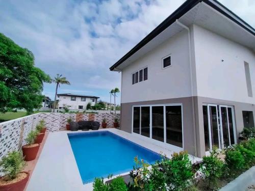 Beachfront With 2 Bedrooms and Pool for 20
