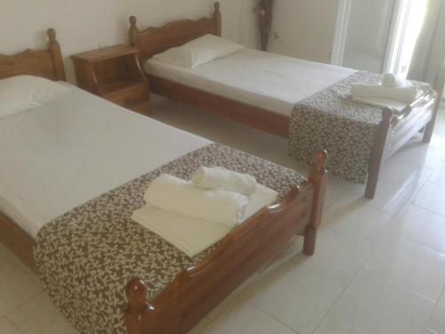 2 twin beds