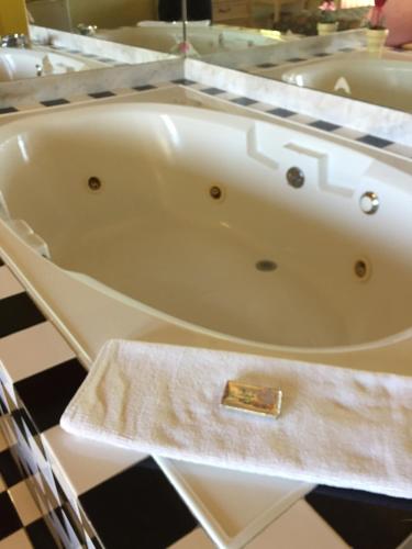 Relax Inn - image 9