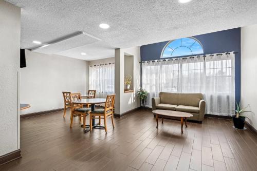 大堂, 斯泰茨維爾溫德姆麥克羅特套房酒店 (Microtel Inn & Suites by Wyndham Statesville) in 史特斯維爾 (NC)