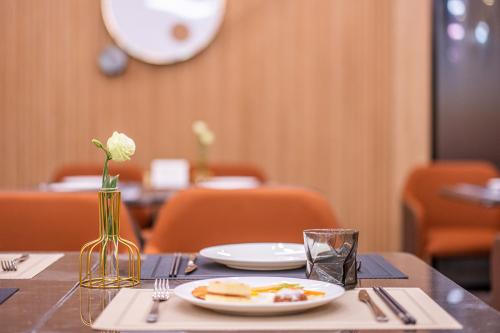 Crystal Orange Hotel Beijing GuoMao Heshenghui Branch - image 4