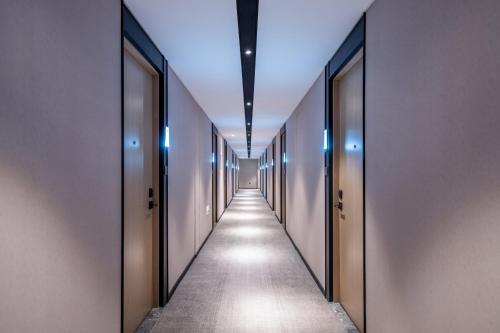 Crystal Orange Hotel Beijing GuoMao Heshenghui Branch - image 3