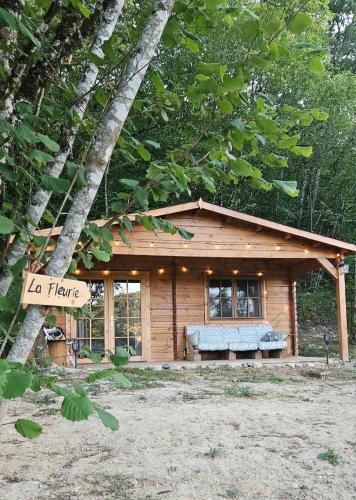 Wooden Cabin - La Fleurie - on Campsite in Saint Robert, Camping Florecer in Segonzac (Limousin)