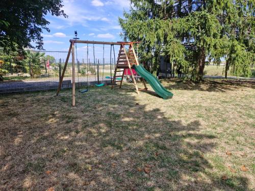Spēļu laukums, Gîte Familia 6 a 8 places (Gite Familia 6 a 8 places) in Saint-Genis-de-Saintonge