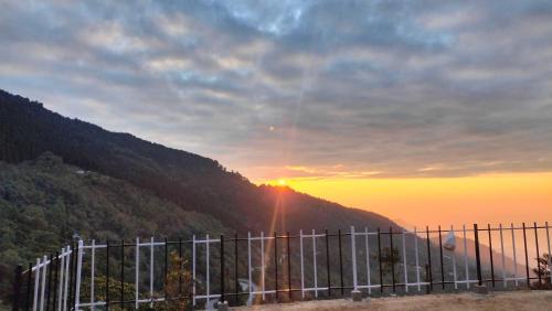 Highpeak Hideway Homestay in Lava