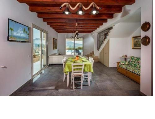 ผับ/เลาจน์, Villa Mirò (Villa Miro) in กาเซ ฟิออร์ดิลิโน