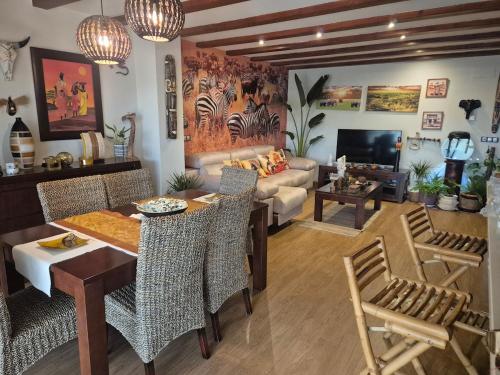Acogedor y exótico hogar con piscina privada (Acogedor y exotico hogar con piscina privada) in Rafelguaraf
