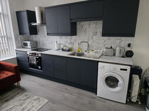 Modern 2 Bed Apartment, Desborough, Kettering, Sleeps 5, Free Parking, WIFI, Ideal for Contractors,  in 德斯伯勒