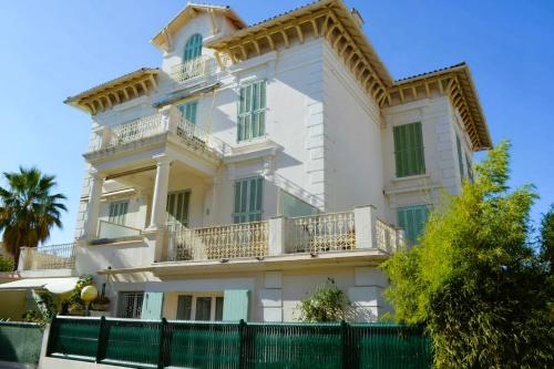 Sanary-sur-Mer, T2 avec jardin et parking gratuit, 2 min centre, climatisation, bastide 1900