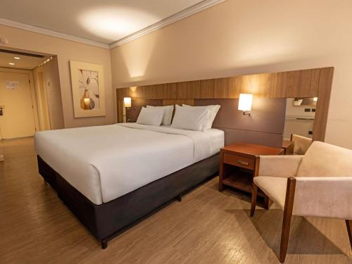 1 queen bed, 2 twin beds