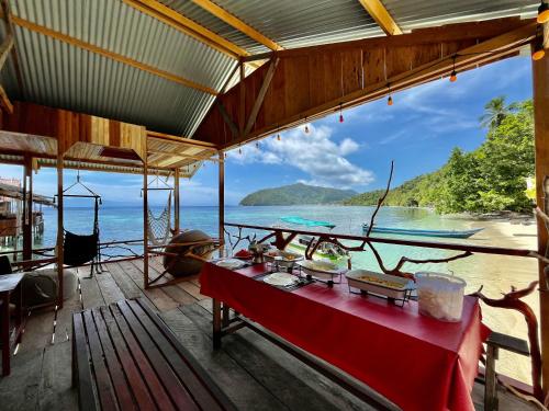 Restaurant, Gibran Dive Guest House in Kri