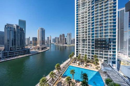 Vogue Vacation Homes, Business Bay Damac Maison Prive near Burj Khalifa and Dubai Mall, Studio Apartment with Canal and City View, Access to all Amenities, Dubai