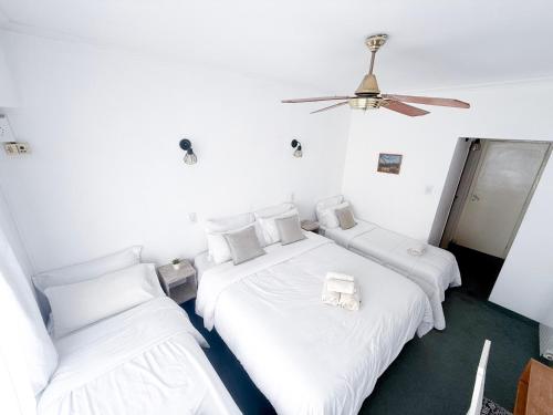 1 double bed, 2 twin beds