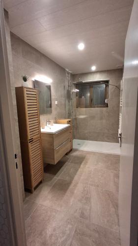 Vannas istaba, Gîte l'échappée étoilée et son jacuzzi privatif (Gite l'echappee etoilee et son jacuzzi privatif) in Rombach-le-Franc
