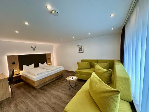 1 queen bed, 1 sofa bed